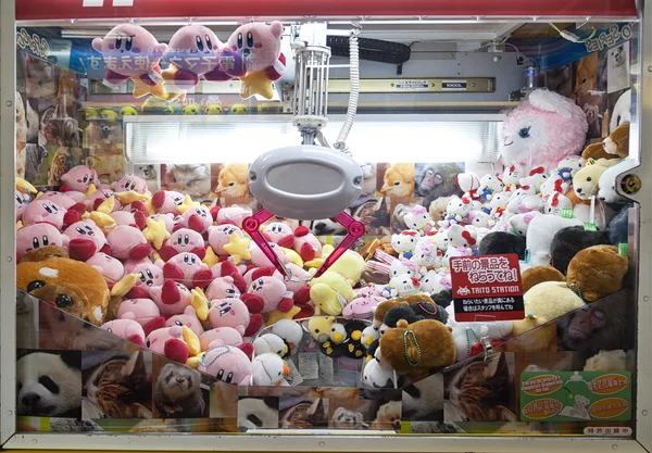 TOKYO,JAPAN- CIRKA MAY, 2016: Toy crane game vending machine at game center in Tokyo. Japan. — Stock Photo, Image