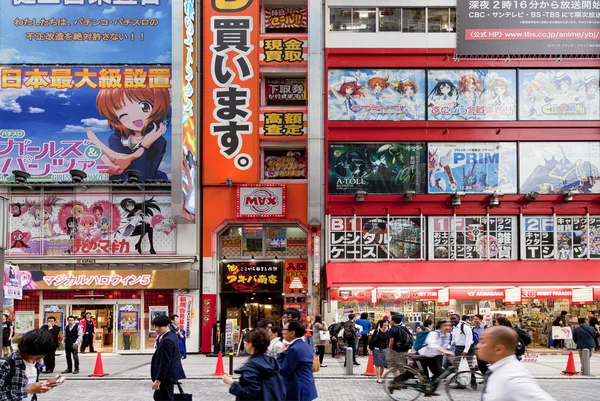 TOKYO, JAPÃO-MAIO 20, 2016: Distrito de Akihabara em Tóquio, Japão. O distrito é uma grande área comercial para eletrônicos, computador, anime, jogos e bens otaku . — Fotografia de Stock