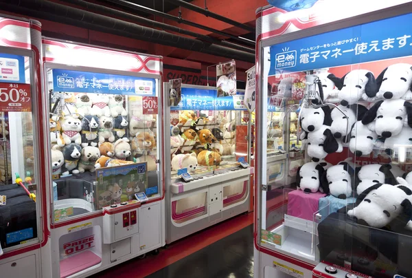 Tokyo, Japan - Cirka mei, 2016: Toy kraan spel automaat in game center in Tokio. Japan. — Stockfoto