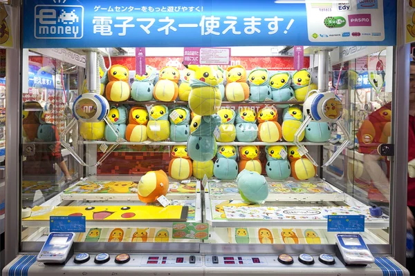 TOKYO, JAPÃO-CIRKA MAIO, 2016: Máquina de venda automática de jogos de guindaste de brinquedo no centro de jogos em Tóquio. Japão . — Fotografia de Stock