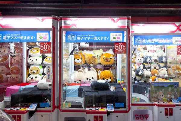 TOKYO,JAPAN- CIRKA MAY, 2016: Toy crane game vending machine at game center in Tokyo. Japan. — Stock Photo, Image