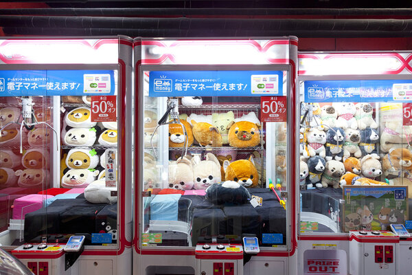 ТОКИО, Япония - CIRKA MAY, 2016: Торговый автомат игрушечных кранов в игровом центре в Токио. Япония
.
