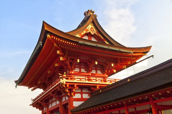 Puertas rojas de Torii en el santuario de Fushimi Inari, uno de los monumentos famosos en Kyoto, Japón — Foto de Stock