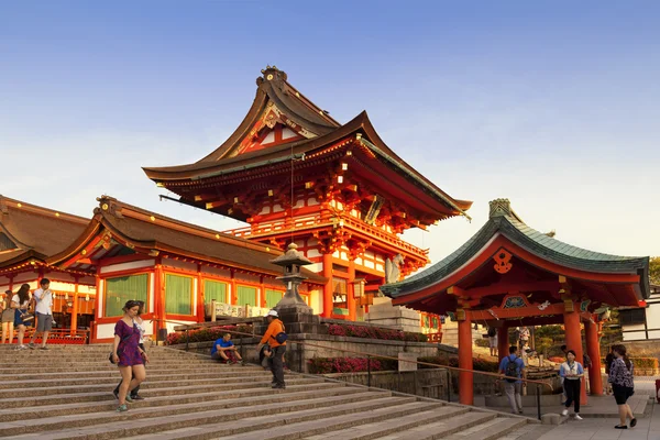 Fushimi inari-Schrein mit Tori-Toren ist eines der berühmten Wahrzeichen in Kyoto, Japan — Stockfoto