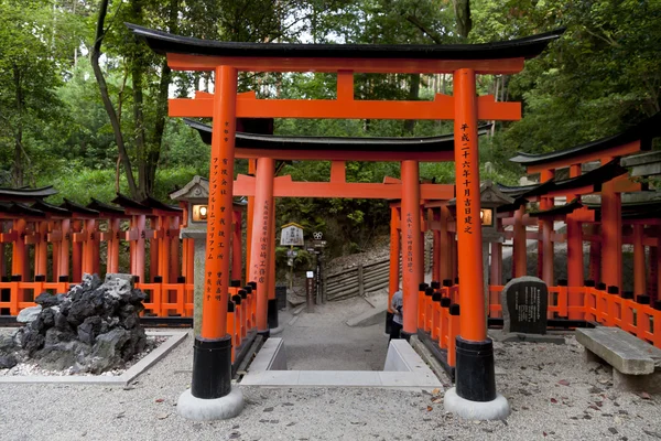 Fushimi inari-Schrein mit Tori-Toren ist eines der berühmten Wahrzeichen in Kyoto, Japan — Stockfoto