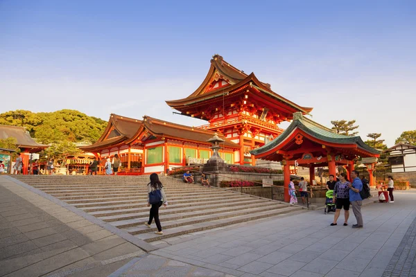 Santuario de Fushimi Inari, con puertas de tori es uno de los monumentos famosos en Kyoto, Japón — Foto de Stock