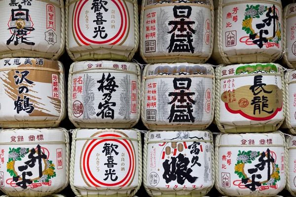 Antecedentes de una pila de barriles de sake donados en un santuario japonés —  Fotos de Stock