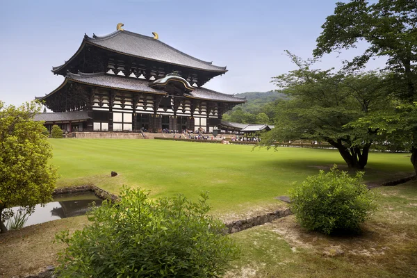 NARA, JAPÓN 25 DE MAYO DE 2016: Templo Todaiji en el Parque Nara. Este es el templo de madera más grande del mundo — Foto de Stock