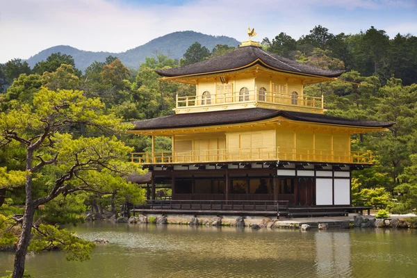 Kinkaku-ji, el Pabellón de Oro, el famoso templo budista en Kyoto, Japón — Foto de Stock