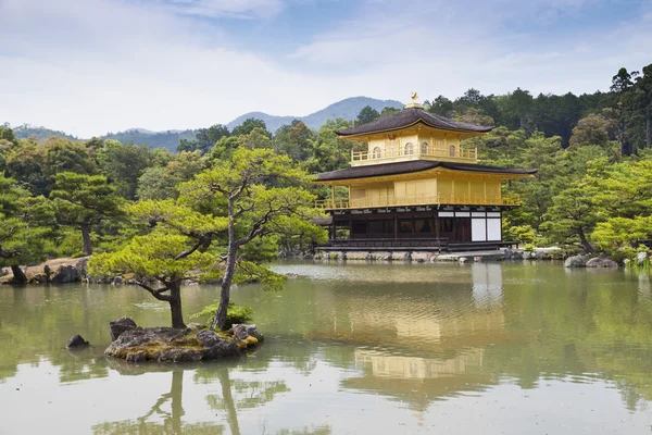 Kinkaku-ji, el Pabellón de Oro, el famoso templo budista en Kyoto, Japón — Foto de Stock
