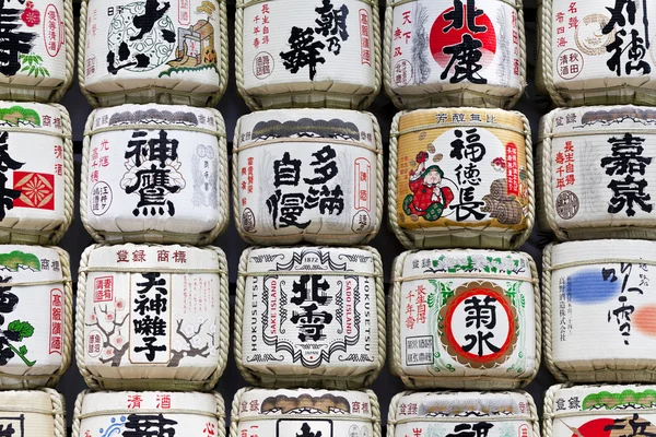 Фон стопки бочек с сакэ, пожертвованных в японском храме — стоковое фото