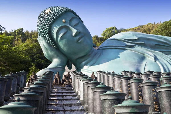 Το χάλκινο άγαλμα της ανακλινόμενη πολιτείας του Βούδα στο ναό Nanzoin στο Sasaguri, Φουκουόκα, Ιαπωνία. αυτό είναι το μεγαλύτερο άγαλμα στον κόσμο.. — Φωτογραφία Αρχείου