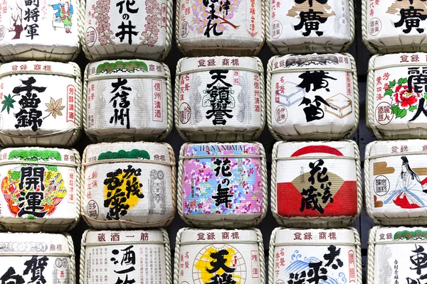 Antecedentes de una pila de barriles de sake donados en un santuario japonés — Foto de Stock