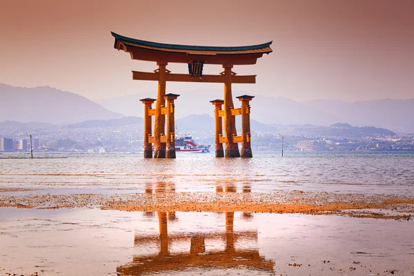 Miyajima, La puerta torii flotante del Santuario de Itsukushima, Japón — Foto de Stock