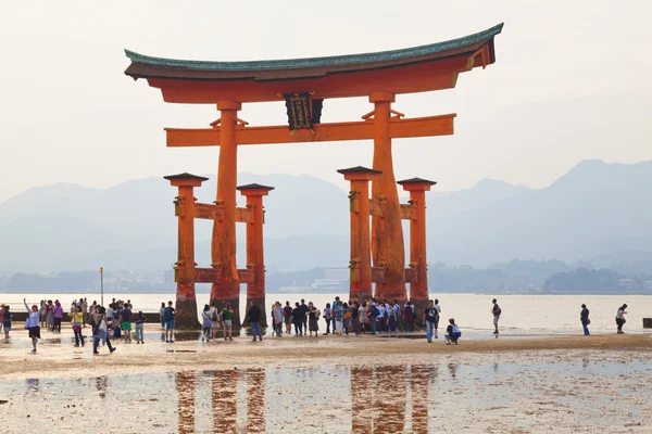 Miyajima, das schwimmende torii-Tor des itsukushima-Schreins, Japan — Stockfoto