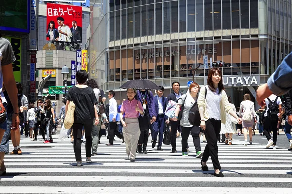Tokyo, Japonya - 18 Mayıs 2016: Shibuya crossing, Shibuya tren istasyonu çevreleyen alışveriş bölgesi olduğunu. Bu alan 18 Mayıs 2016 üzerinde moda merkezlerinden biri olan ve Japonya'nın büyük gece hayatı bilinir.
