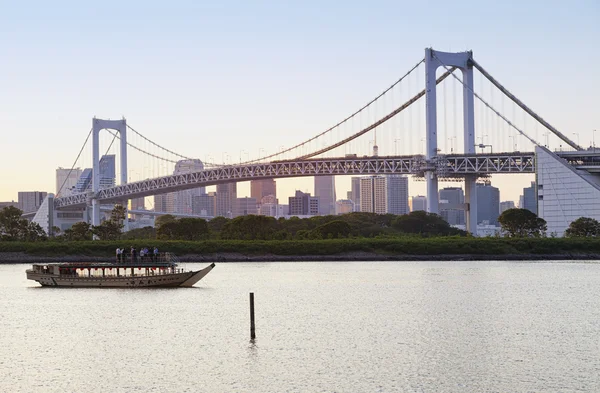 Ορίζοντα του Τόκιο και το ουράνιο τόξο γέφυρα με το αστικό τοπίο σε Odaiba Ιαπωνία — Φωτογραφία Αρχείου