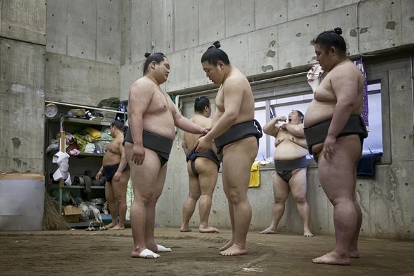 TOKYO, GIAPPONE - 18 maggio 2016: allenamento giapponese di sumo wrestler nella loro bancarella a Tokyo il 18 maggio. 2016 — Foto Stock