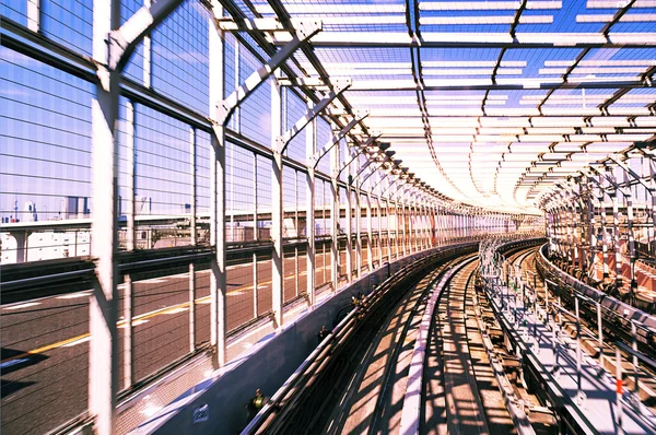 Binario ferroviario e paesaggio urbano di Tokyo durante il tramonto, vista da monrail — Foto Stock