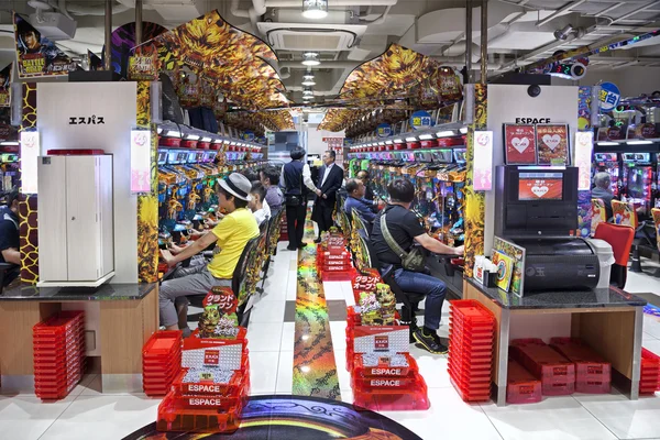 正体不明のパチンコ店東京で2列の日本のスロットマシン — ストック写真
