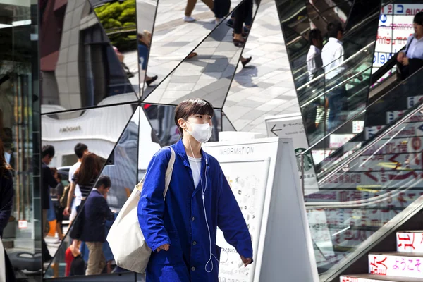 TOKYO JAPON - 1 JUIN 2016 : Entrée du bâtiment Plaza, Tokyu Plaza Omohara est un grand magasin de mode à thème pour la mode la plus branchée situé dans la zone Harajuku — Photo