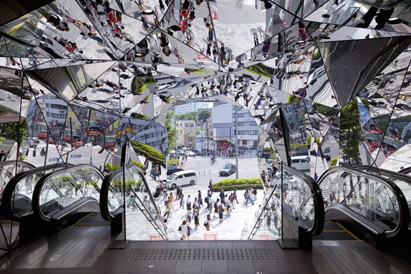 Tokyo Japonya - Haziran 1,2016: giriş, Plaza, Bina Harajuku bölgesinde bulunan trendy moda için bir moda Tema park mağaza Tokyu Plaza Omohara olduğunu — Stok fotoğraf