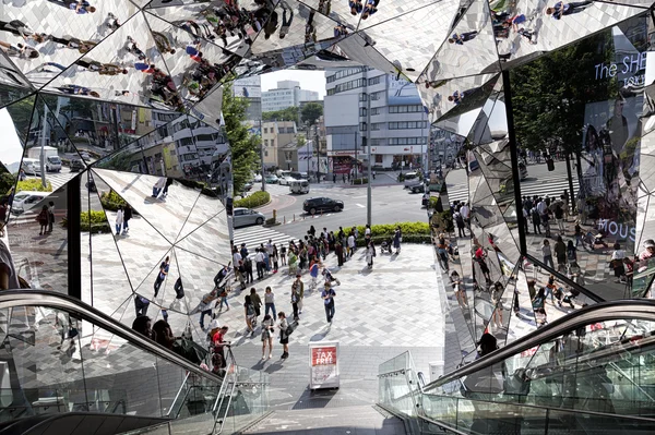 Tokyo Japonya - Haziran 1,2016: giriş, Plaza, Bina Harajuku bölgesinde bulunan trendy moda için bir moda Tema park mağaza Tokyu Plaza Omohara olduğunu — Stok fotoğraf