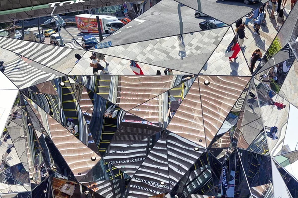 Tokyo Japonsko - červen 1,2016: Plaza přijímací budova, Tokyu Plaza Omohara je módní zábavní park obchodní dům pro nejmódnější módy v Harajuku oblasti — Stock fotografie