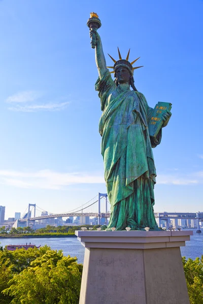 Skyline di Tokyo, statua della Libertà e Ponte dell'Arcobaleno con paesaggio urbano sull'isola di Odaiba, Giappone — Foto Stock