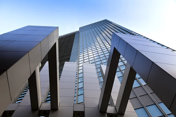 Fütüristik architectre, modern mimari clouse kadar cam pencere desen — Stok fotoğraf