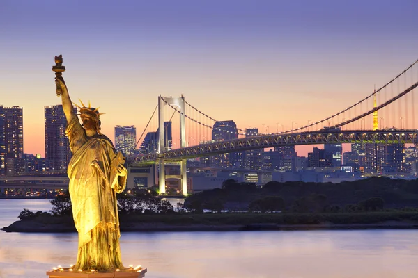 Tokyo skyline, staty av Liberty och Rainbow Bridge med stadsbilden på Odaiba island, Japan — Stockfoto