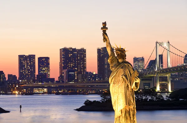 Panoramę Tokio, Statua wolności i Rainbow Bridge z gród w Wyspa Odaiba, Japonia — Zdjęcie stockowe