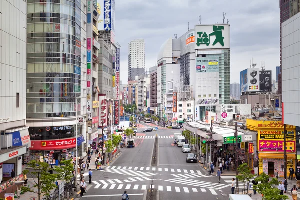 Tokyo, Japan - 16 maj 2016 - Shinjuku stadsdel, Tokyo. — Stockfoto