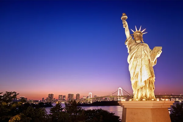 Freiheitsstatue und Regenbogenbrücke mit Stadtbild auf der Insel Odaiba, Tokio — Stockfoto