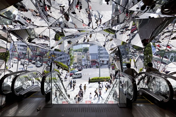 Tokyo Japonya - Haziran 1,2016: giriş, Plaza, Bina Harajuku bölgesinde bulunan trendy moda için bir moda Tema park mağaza Tokyu Plaza Omohara olduğunu — Stok fotoğraf