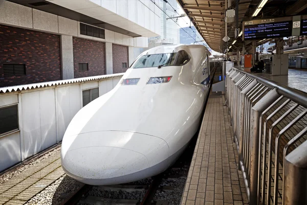 Shinkansen tåget drar in Tokyo Station — Stockfoto