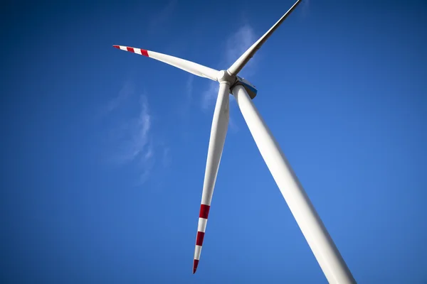 关门的风电机组生产替代能源 — 图库照片