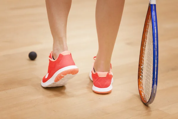 Mulher com raquete de squash — Fotografia de Stock