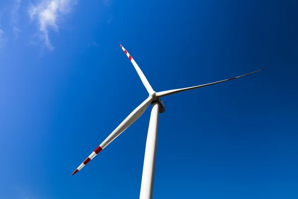 能源风电在蓝蓝的天空 — 图库照片