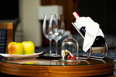 Şarap tatma ve yemek eşleştirmeyle balayı kutlaması. Şarap büfesinde lüks bir şarap şişesi ve gurme yemekleri..