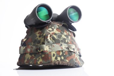 kask ve dürbün ile askeri teçhizat