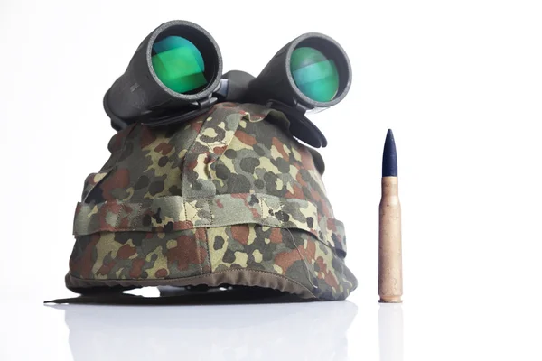 Equipamento militar com capacete e binóculos — Fotografia de Stock