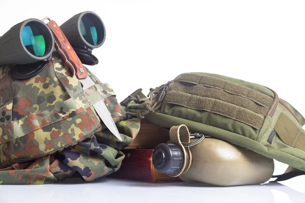 Conjunto militar com capacete, binóculos — Fotografia de Stock