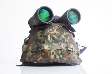 kask ve dürbün ile askeri teçhizat