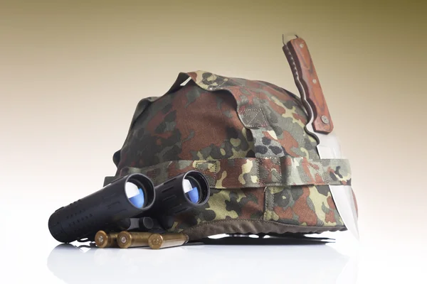Vojenská sada s přilbou, dalekohled — Stock fotografie