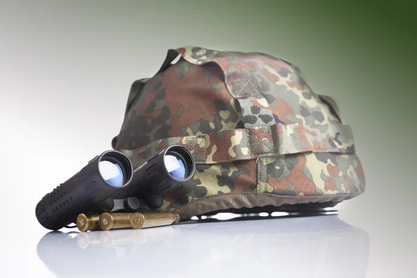 Vojenská sada s přilbou, dalekohled — Stock fotografie