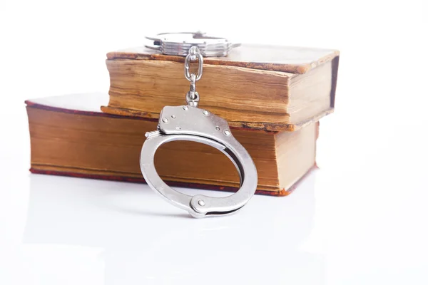 Concepto de ley y justicia con libros de leyes y esposas —  Fotos de Stock