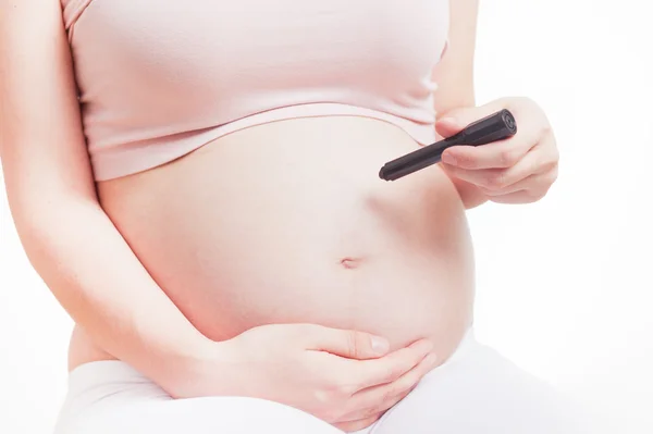 Linda madre embarazada esperando un bebé — Foto de Stock
