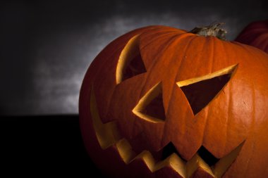 Karanlık bir arka planda cadılar bayramı kabağı