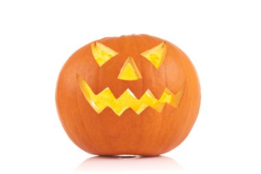 Beyaz arka planda Cadılar Bayramı kabağı